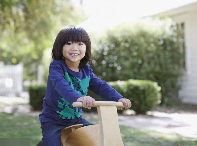 跟爸妈记仇的孩子怎么管教,孩子记仇父母的原因