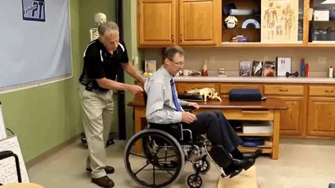 翻车摔伤了怎么办,电动轮椅上坡翻车如何操作