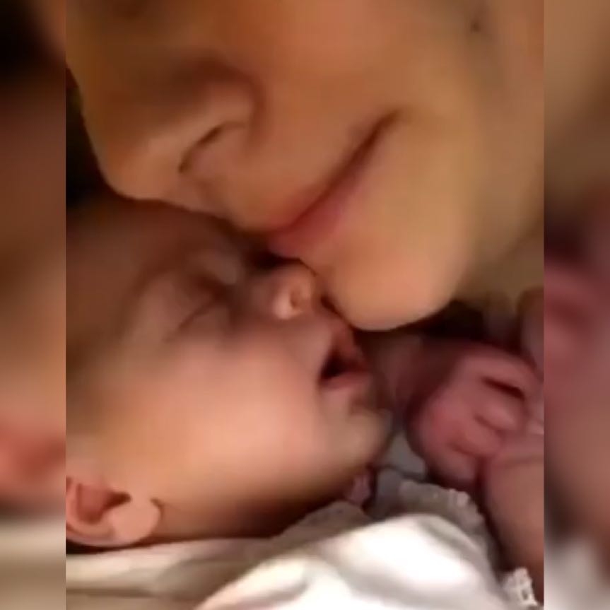 妈妈亲宝宝宝宝动作让妈妈懵了,新手妈妈亲孩子