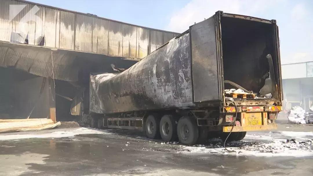 “这是我见过的最大的火…”数千平米仓库付之一炬