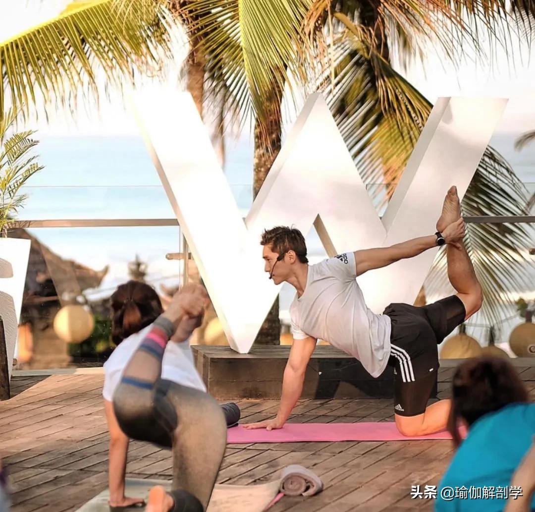 自律练瑜伽的男士,坚持练习瑜伽的男人刚柔并济