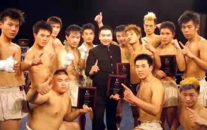 散打主席:范志毅杨鸣很文明幽默,相关部门下令停播让人失望