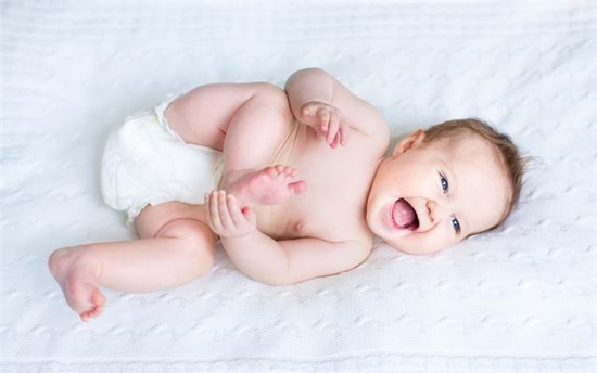 宝宝三翻六坐八爬的表现,0-12个月宝宝三翻六坐