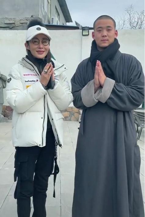 55岁张敏罕见晒照,张敏素颜