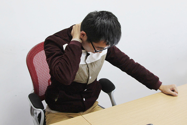 脖子上长出一粒粒小肉是怎么回事,脖子上长出了奇怪的小疙瘩怎么办