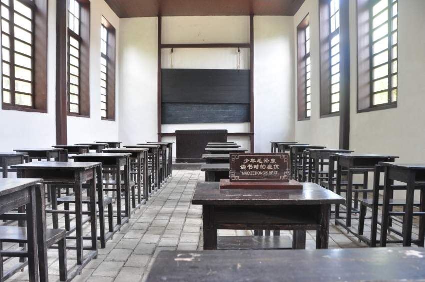 毛*东泽**17岁作《咏蛙》诗，令世人膜拜？专家争论：未必毛主席原创