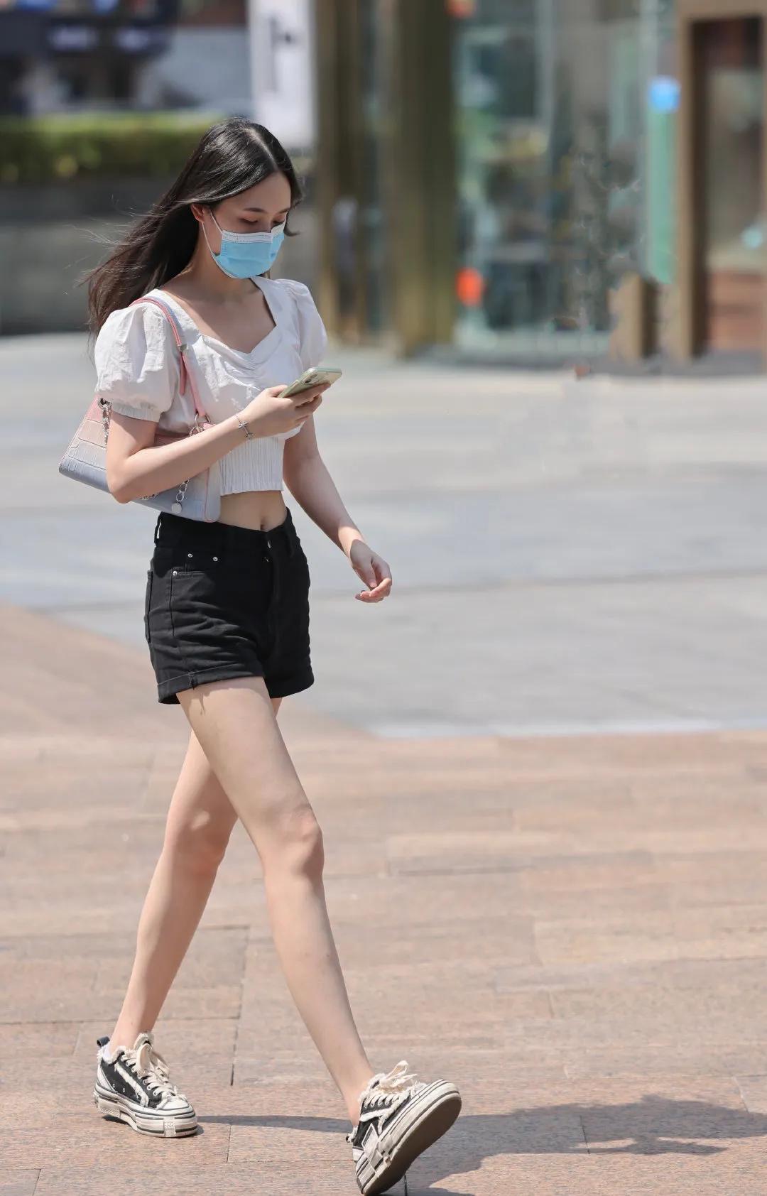 牛仔短裤街拍搭配图片,三里屯牛仔短裤穿搭街拍