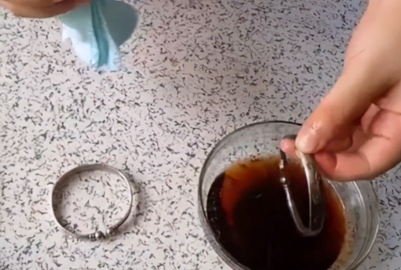 银手镯氧化了生活小妙招怎么清洗,银手镯氧化了在家用什么办法清洗