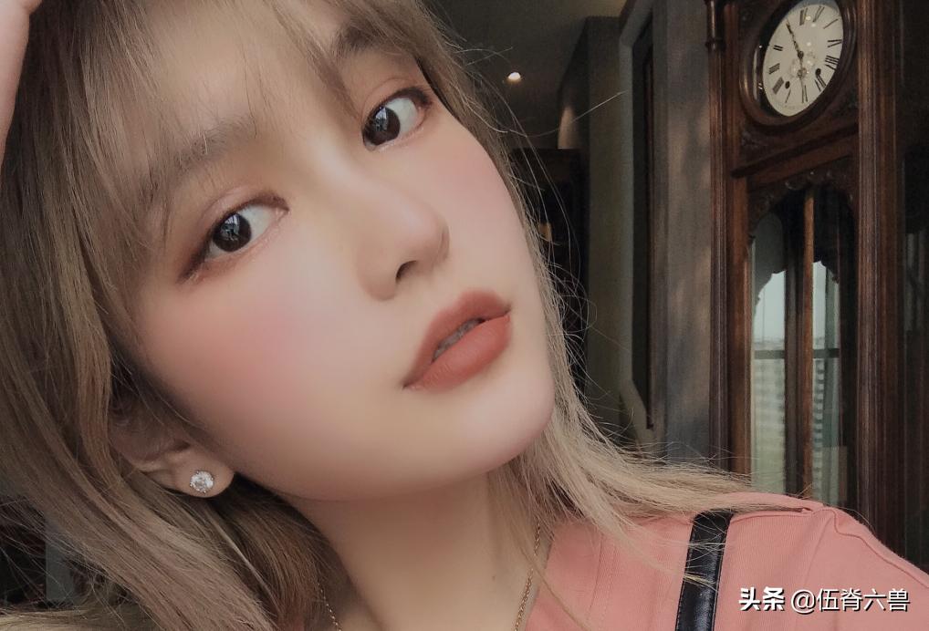 周扬青坐在詹姆斯旁边搞笑评论,周扬青坐詹姆斯旁边视频