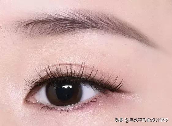 眼线一画上就晕染,眼线一画就成梯形