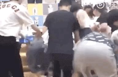 优衣库联名t恤疯抢事件,优衣库抢t恤