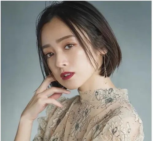 头型尖扁大饼脸适合什么发型,适合扁平大方脸的发型