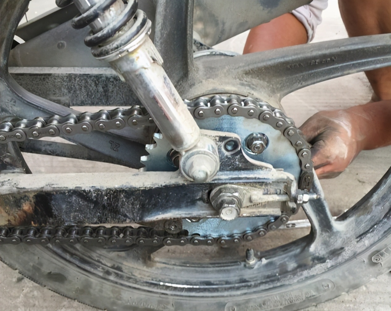 摩托车链条到底要不要加机油,摩托车链条有必要上油吗