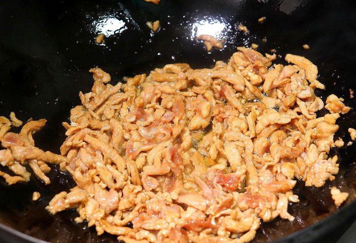 炒肉丝要不要油,肉丝用淀粉腌制怎么炒才能不粘锅