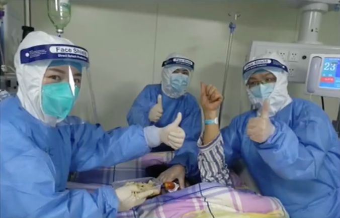 疫情面前，如果你熬不下去了，请看看他们…...