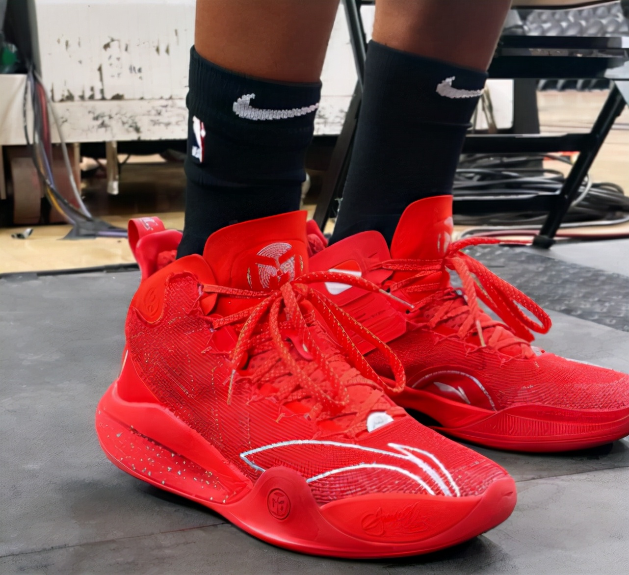 一周打三次球外场篮球鞋耐克,阿迪达斯一周鞋