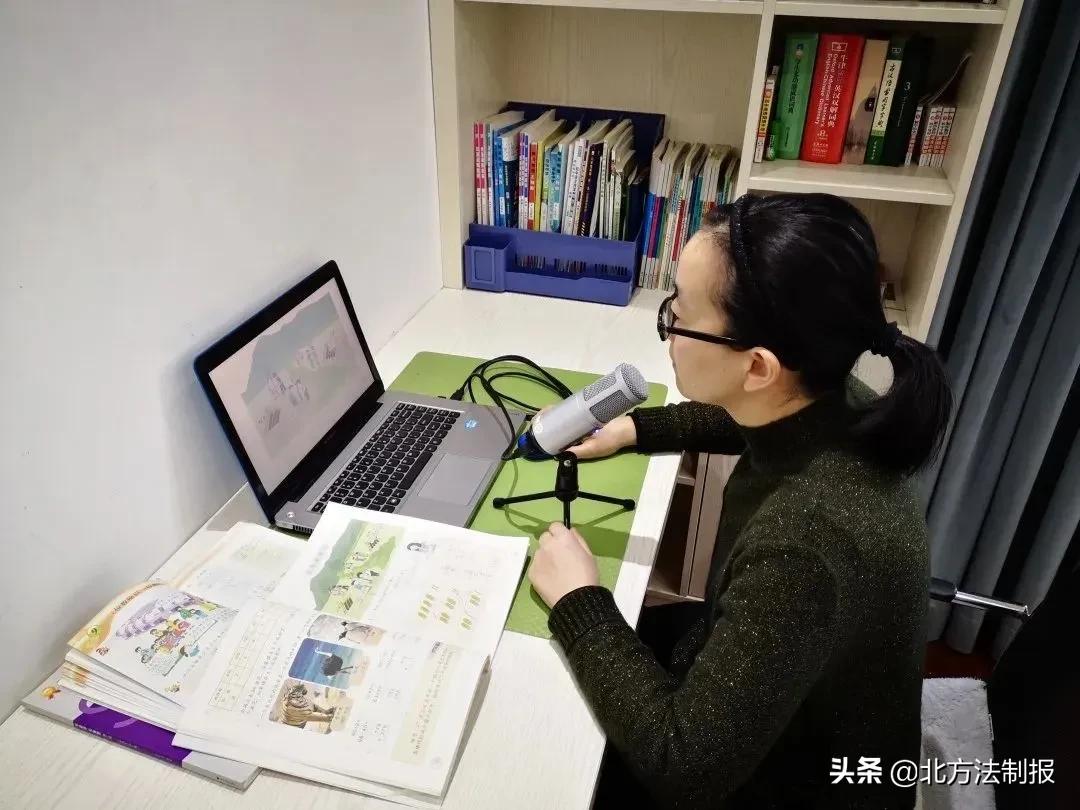 三亚一老师冒雨在巷子里蹭网直播上课，学生：这是最“硬核”的网课