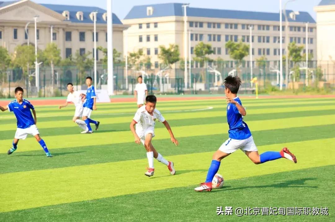 酷暑炎夏也挡不住球友打球的决心,足球绿茵场上的激情与梦想