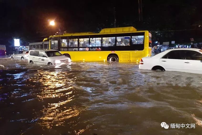仰光雷雨，积水没过大腿，不少车子在水中“游”