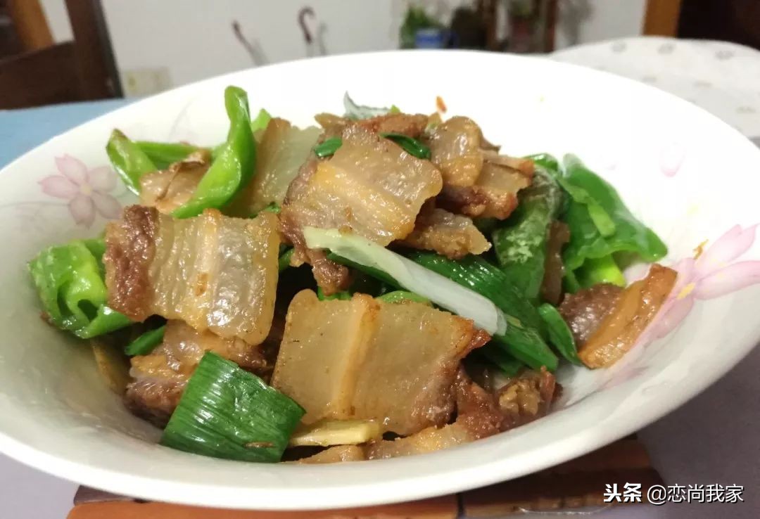 腊肉炒青椒的做法腊肉用不用煮熟,青椒和猪肉简直就是绝配