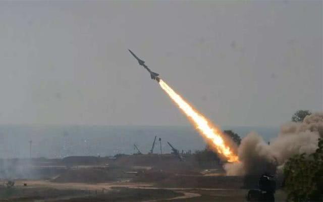 沙特拦截胡塞导弹视频,胡塞武装导弹击中美国军舰视频