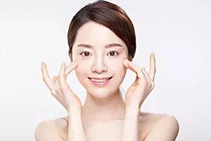 精致女人日报,漂亮的女人脸上有皱纹