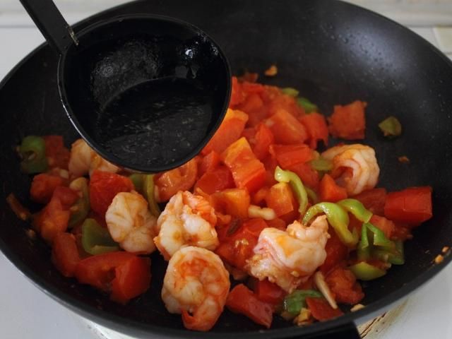 后厨小沈阳西红柿炒虾仁教学,西红柿蘑菇炒虾仁家常做法
