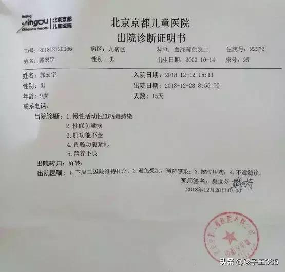 安徽10岁小男孩哭着喊妈妈,泪目男孩思念奶奶跪在河边痛哭