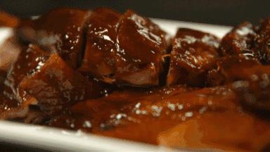 德国人对香肠爱得深沉，中国人同样对香肠欲罢不能（菲李漫画）