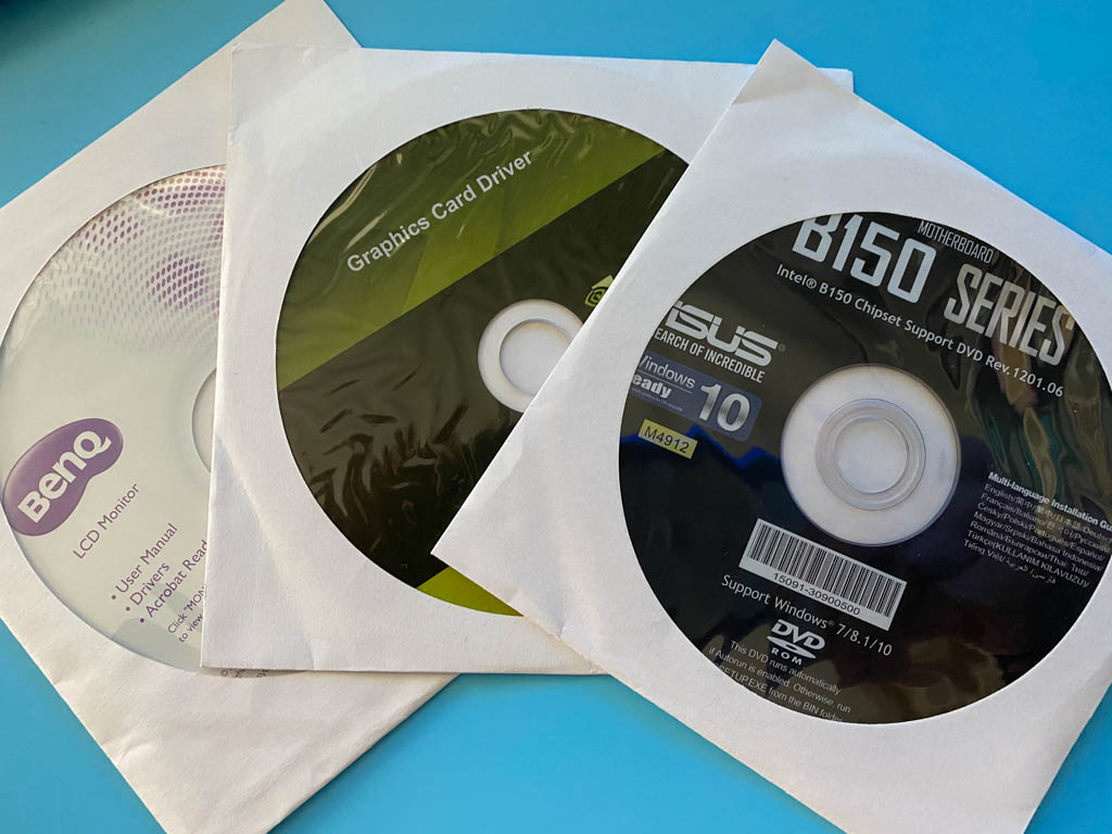 现在的机箱只能装一个机械硬盘,侧透机箱能装光驱