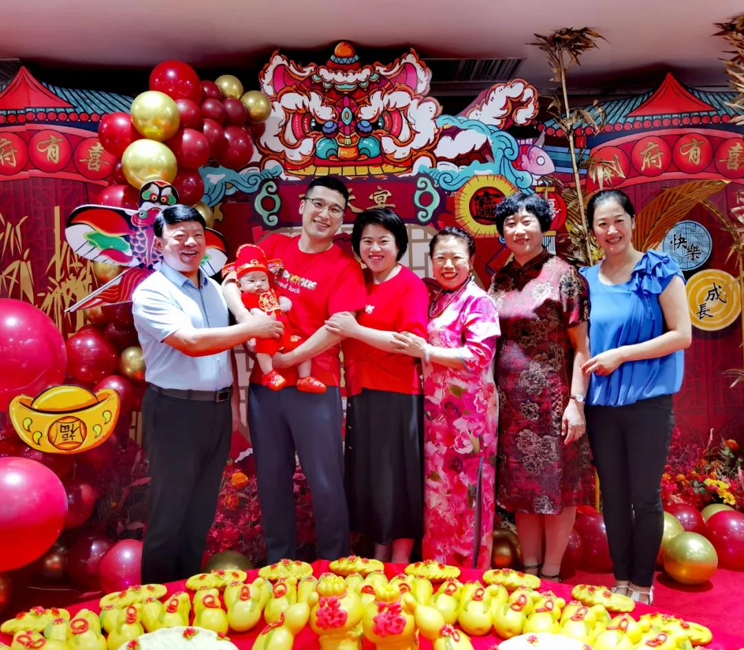 外孙百天照片,小外孙过百天