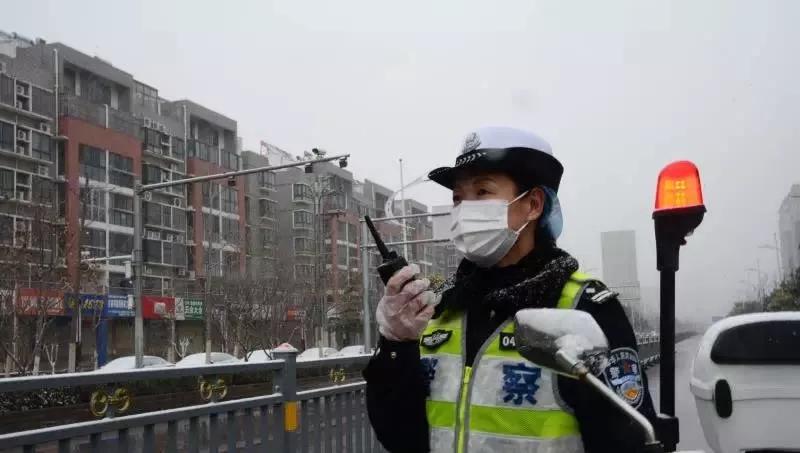 “买不到卫生巾，用保鲜膜捂住”：防护服下的女性秘密，让人泪目