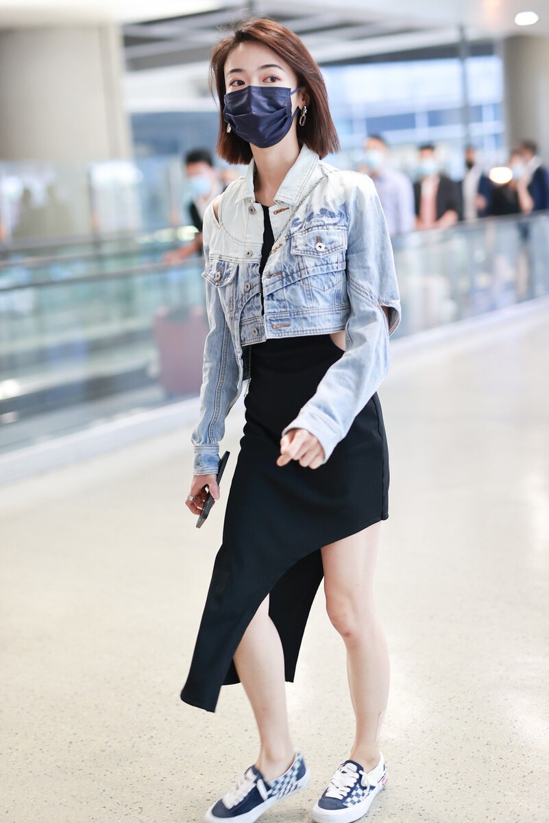 吴谨言皮草夹克,吴谨言蓝色牛仔短裙