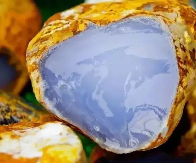 翡翠玛瑙玉髓碧玺区别,玛瑙和玉髓的区别哪个值钱
