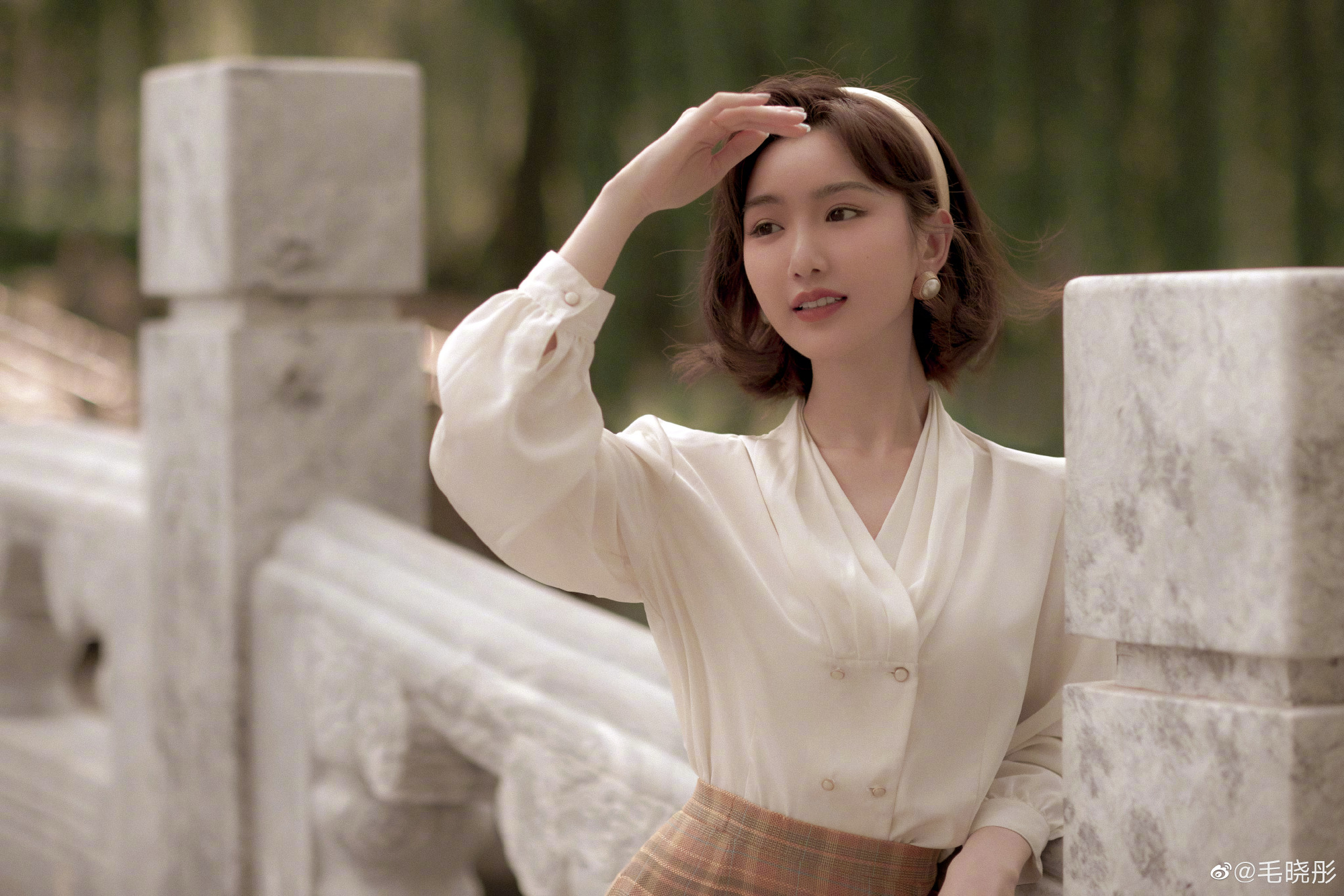 毛晓彤短发发型扎法,毛晓彤复古卷短发适合什么脸型