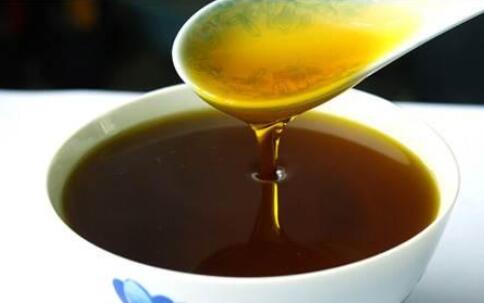 菜籽油颜色有深有浅是咋回事,外婆香菜籽油颜色深和浅什么区别