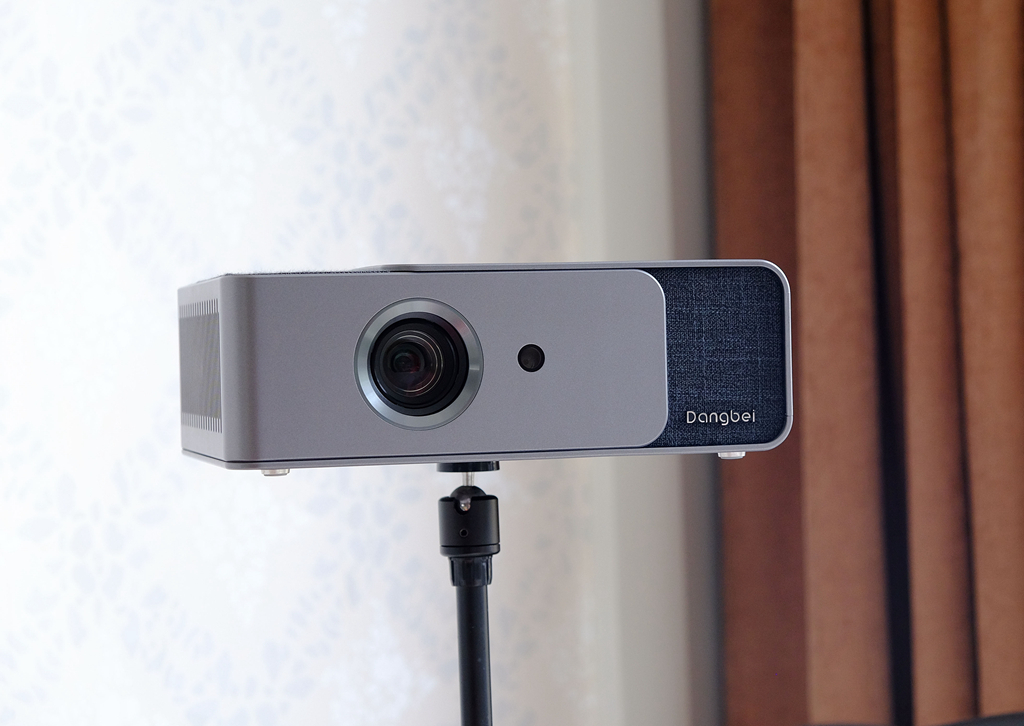 当贝投影仪智能入幕,当贝投影仪f1是什么技术