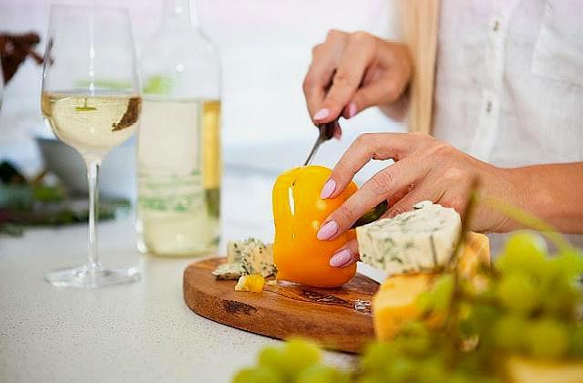 微波炉工作原理3d动画演示视频,微波炉和空气炸锅的原理一样吗