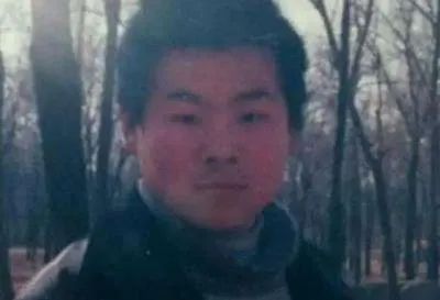 7岁女童案板下学习一个月走红,湖北7岁女孩躲菜市场案板下上课