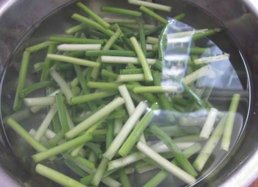 蒜苔炒肉炒到什么程度,为什么蒜苔炒肉蒜苔不入盐