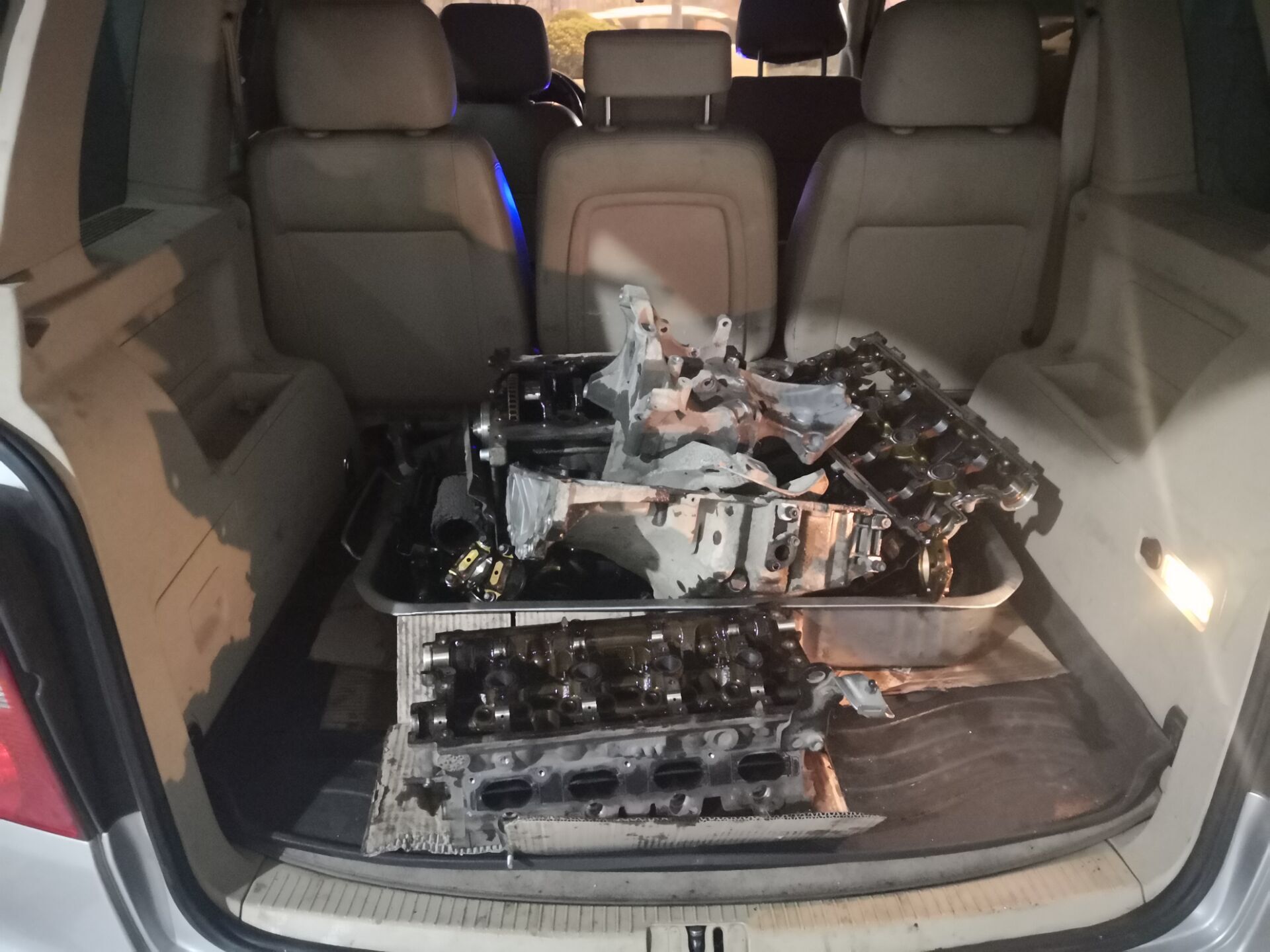 奥迪a6l2.0t气门油封烧机油,老款奥迪a6l2.0烧机油怎么解决