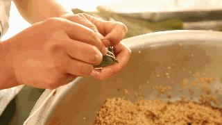 包粽子教程一步一步来,包粽子的详细教程来啦