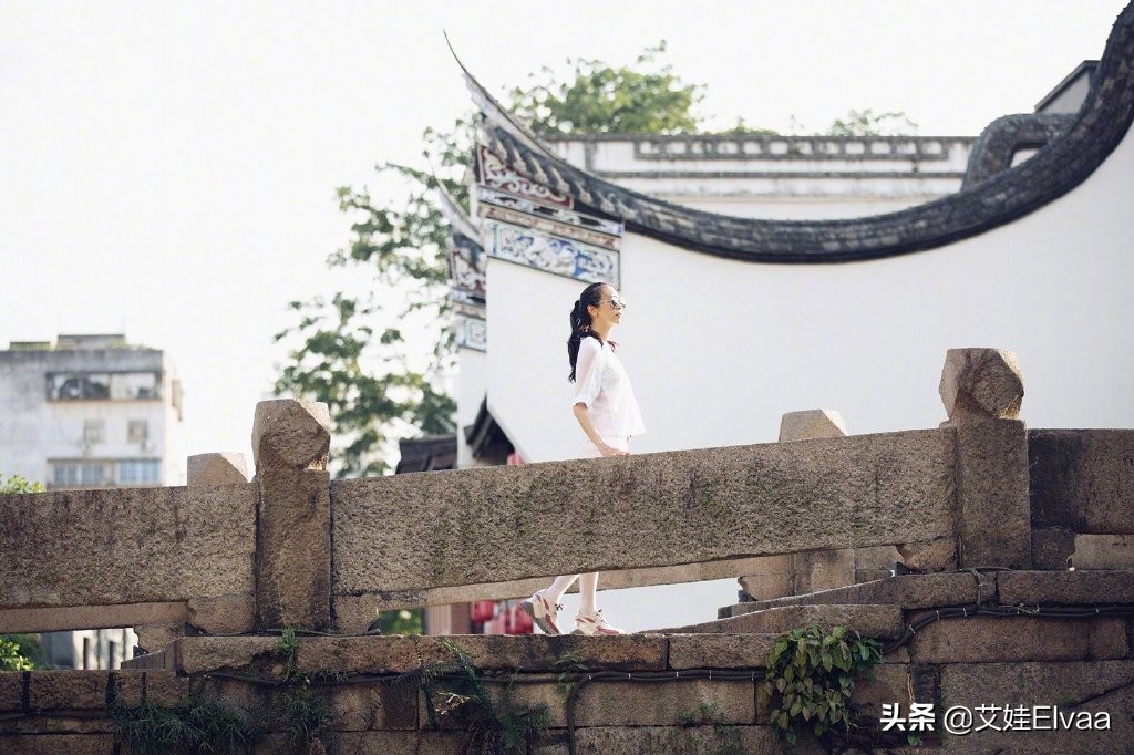 莫文蔚黑色渔网袜,莫文蔚黑色短裤