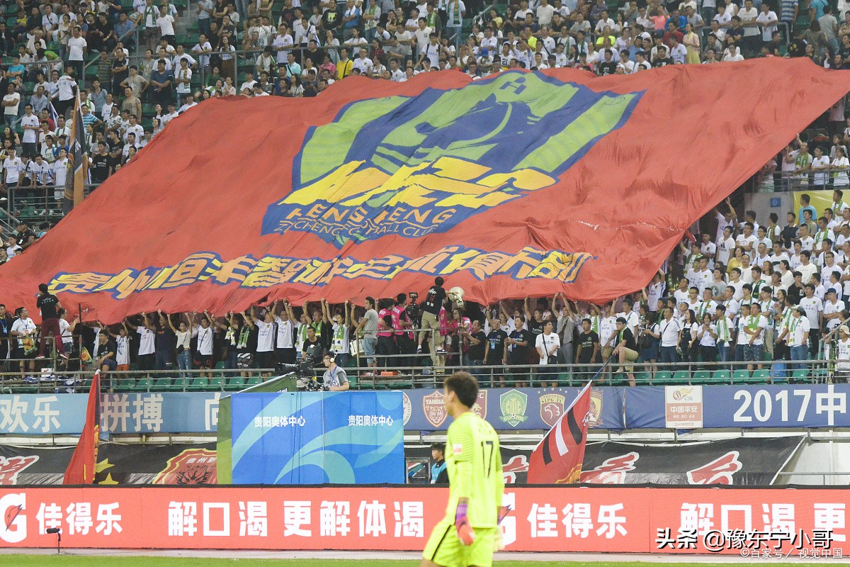 这名门将不简单，竟然客串后卫出场，想当初也是建业的门神