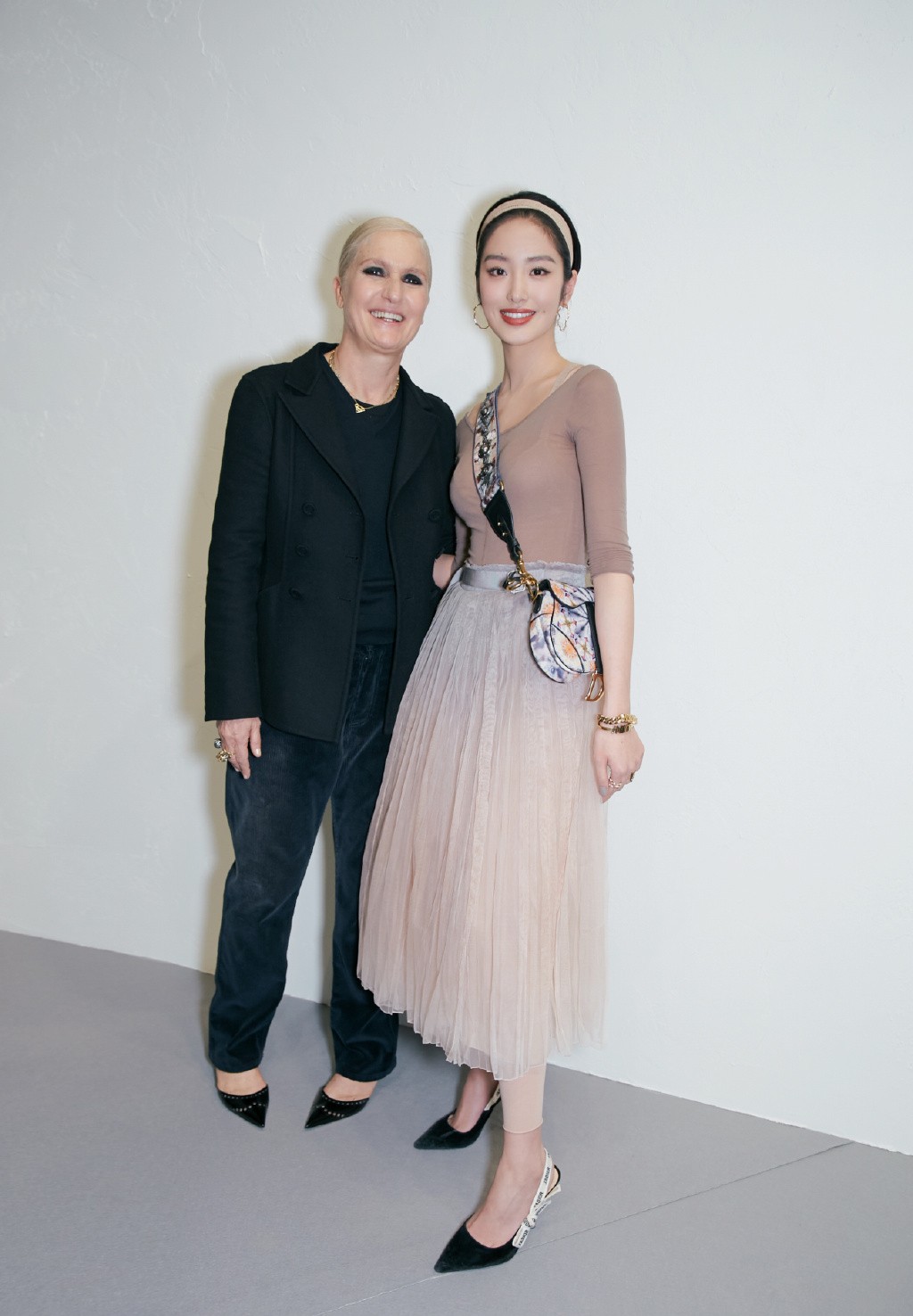 她演《芳华》迅速走红，今穿千鸟格露肩上衣配透视裙，复古高级