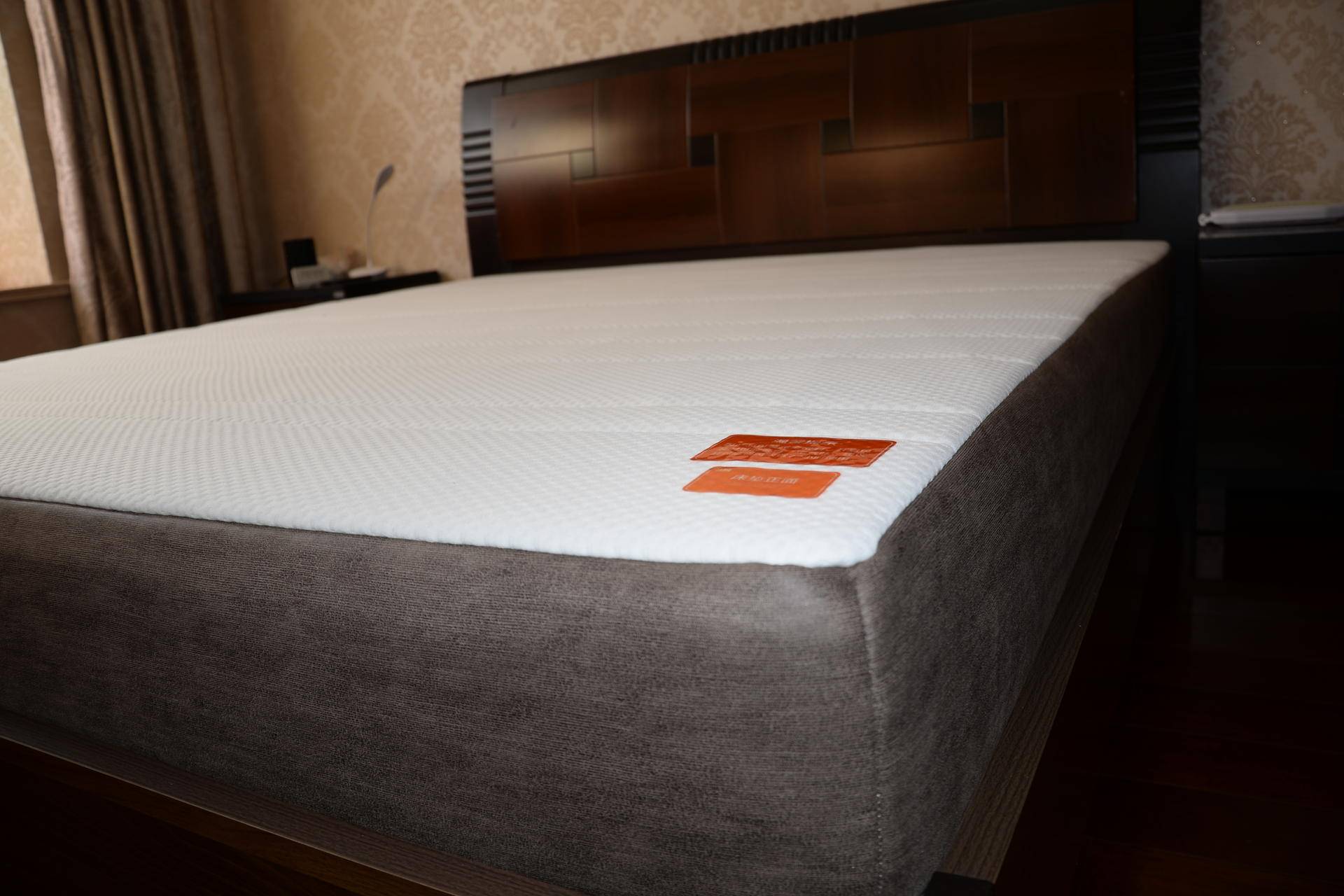 孝敬父母篇二：你们的满意是我的目标—8H黄麻透气护脊床垫