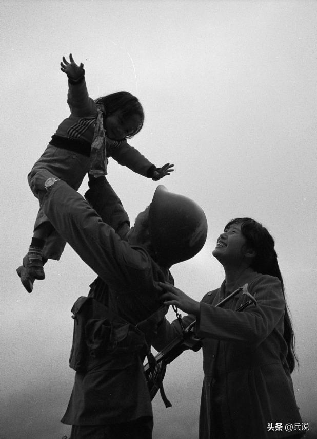 32师撤下老山备战,亲属纷纷探望,师规定:大年初六,全部离队