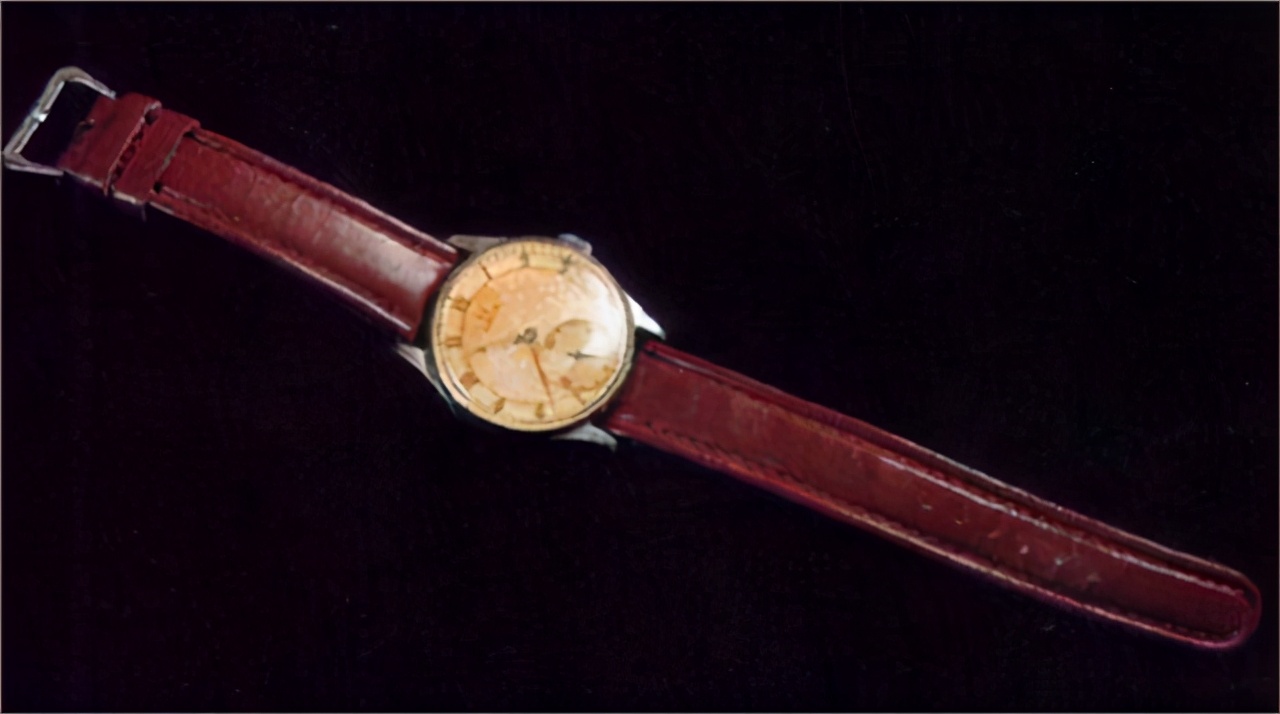 毛主席曾收到一位好友赠的一块腕表,一直戴在手上,直到76年逝世