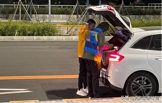 离开高薪大厂，他们选择去环球影城出租魔法袍