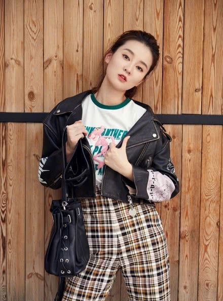 张钧甯挑战皮衣诱惑赶时髦！连衣裙套装+红唇实力扮酷